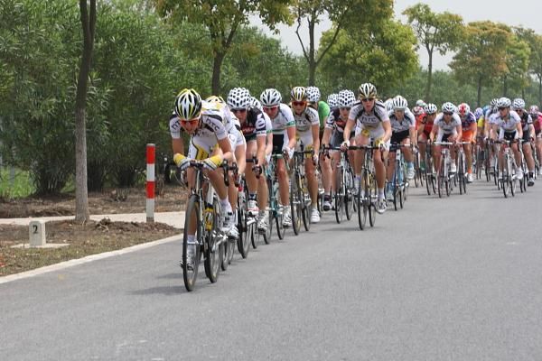Adrie Visser and Chloe Hosking (HTC - Columbia Women) drive at the front to catch the breakaway