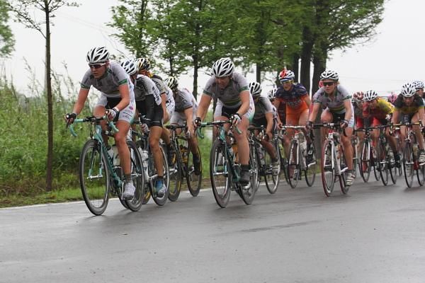 Carlee Taylor (Australia) and the other Aussies lead the chase to the break