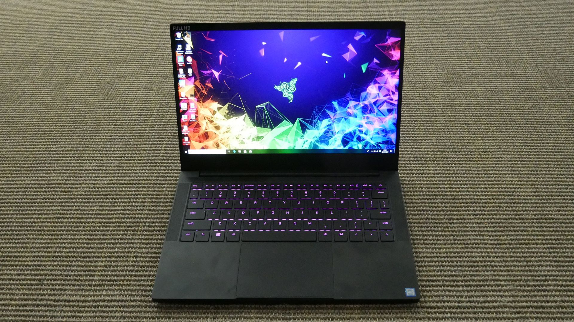 Razer Blade Stealth13　2018モデル　タッチスクリーン Amazon.com: Razer Blade Stealth 13 Ultrabook Gaming Laptop: Intel