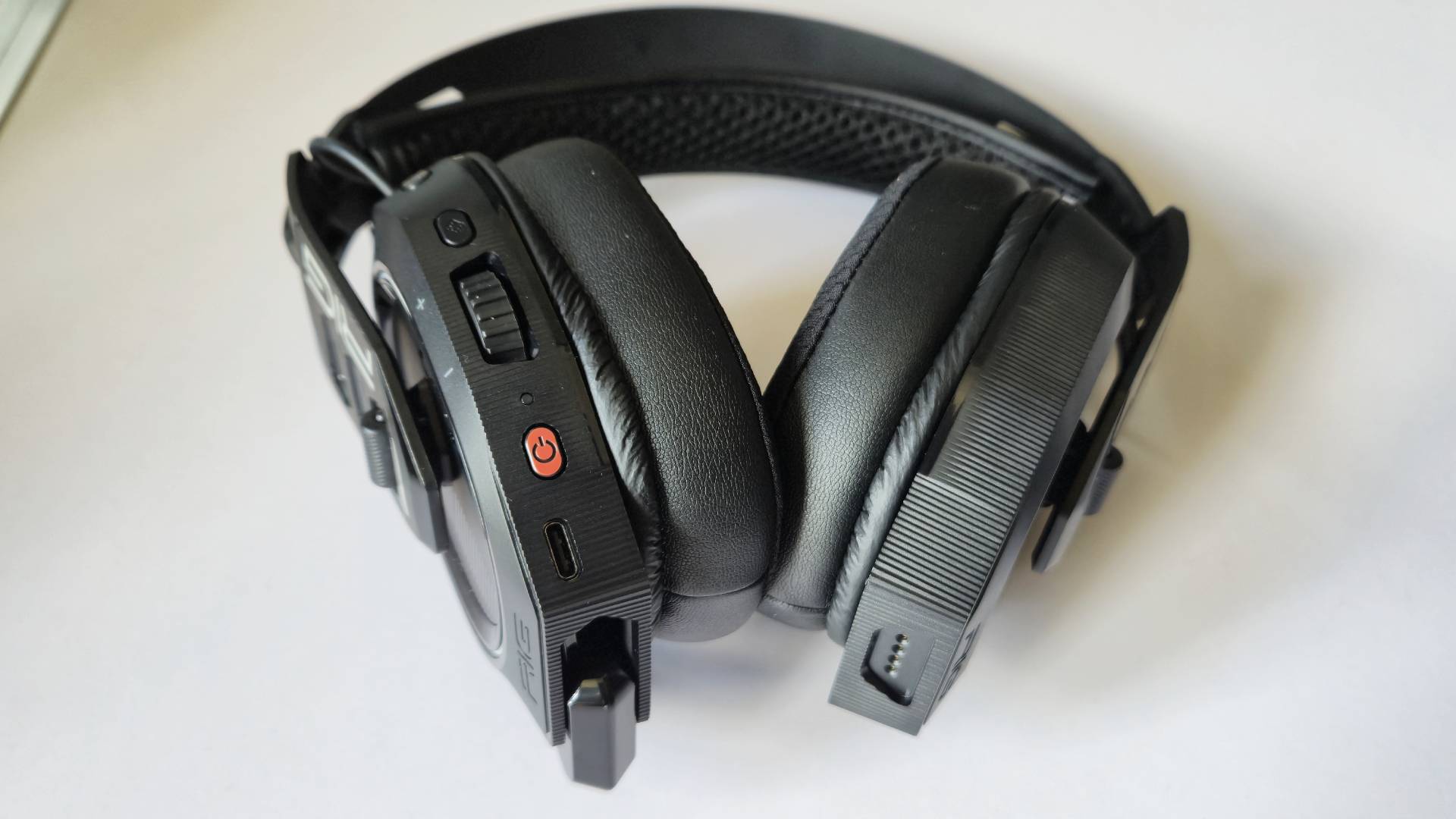 Photos of the Nacon RIG 900 Max HS gaming headset for the PS5, taken by writer Rosalie Newcombe.