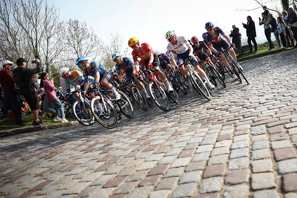 El pelotón asciende durante la primera etapa de la carrera ciclista París-Niza, 170,9 km entre Achères y Carrières-sous-Poissy, el 8 de marzo de 2026. (Foto de Anne-Christine POUJOULAT / AFP)