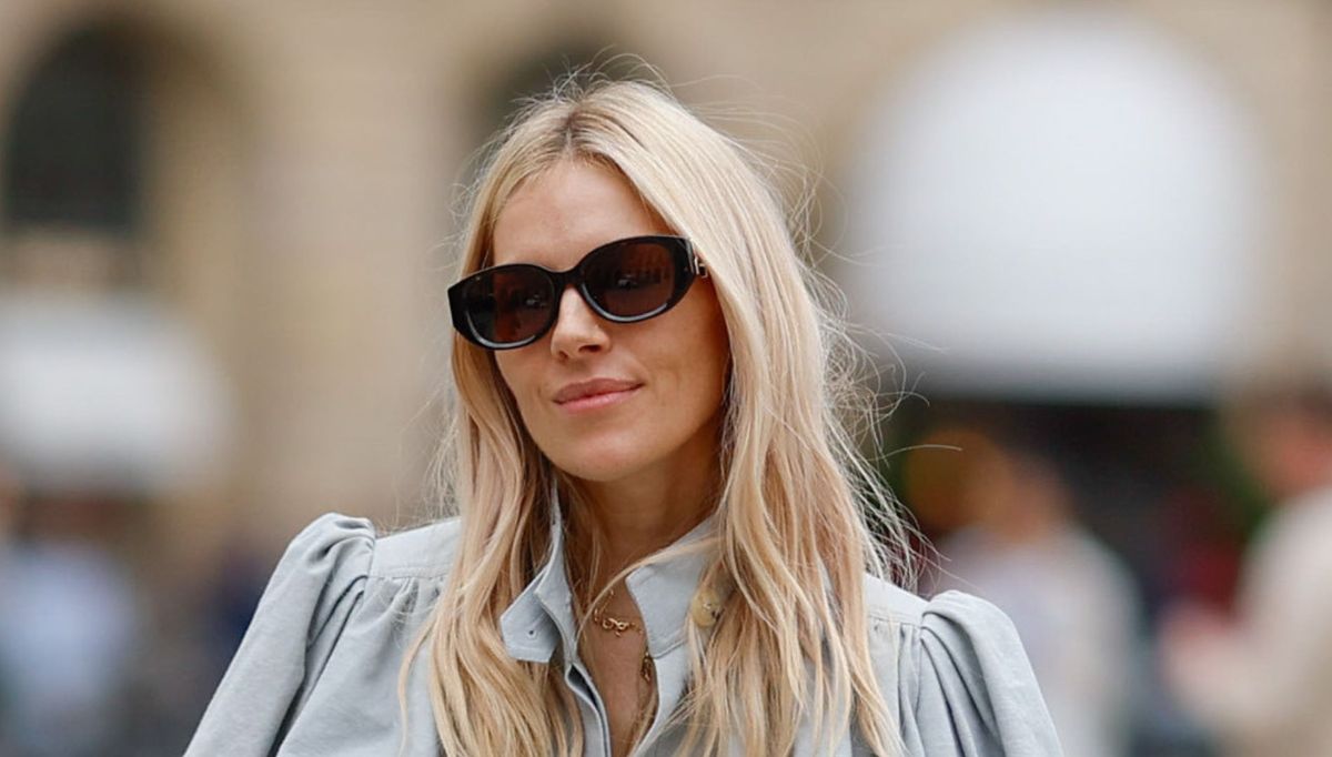 Le stylo anti-taches de rousseur de Sienna Miller donne un look ensoleillé, peu importe le temps maussade 