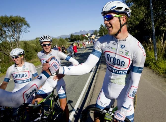 Nikias Arndt (Team Argos-Shimano) with his teammates at the finish