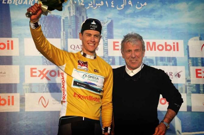 Niki Terpstra puts on the leader's jersey