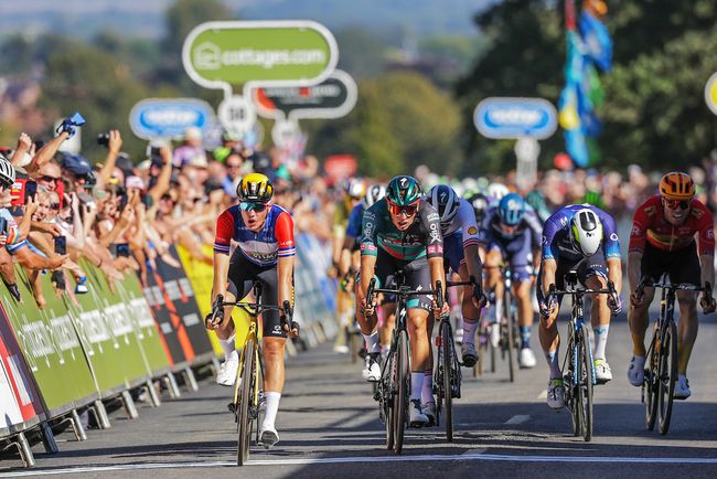 Terzo successo consecutivo per Kooij sulle strade del Tour of Britain (foto SW Pix)