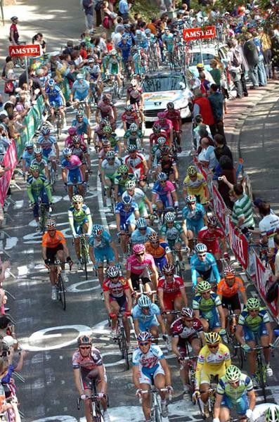 The peloton on the second ascent of the Cauberg.