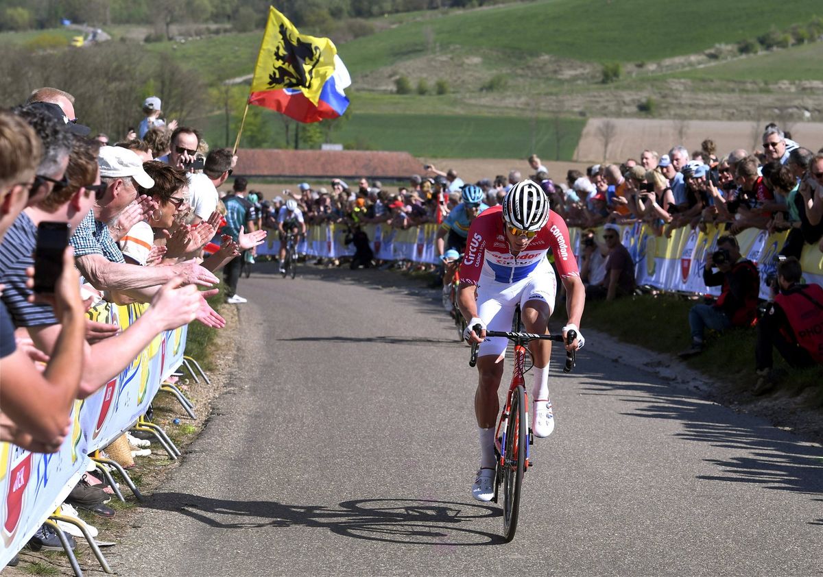 Van der Poel fights alone