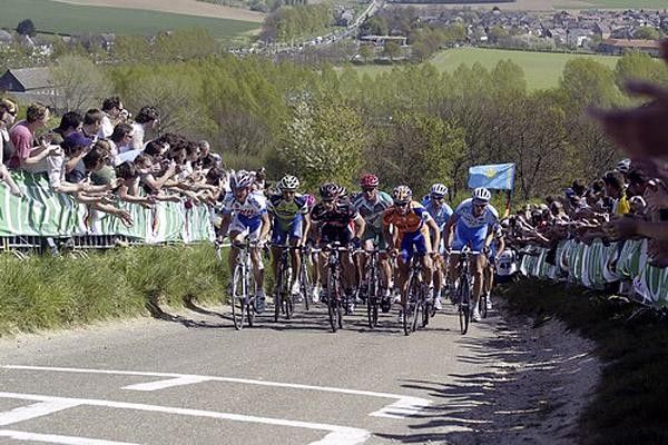The peloton isn't chasing very hard on the Gulperberg