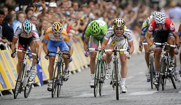 Mark Cavendish (HTC - Columbia) powers to the finish line, besting Alessandro Petacchi (Lampre - Farnese Vini) and Julian Dean (Garmin - Transitions).