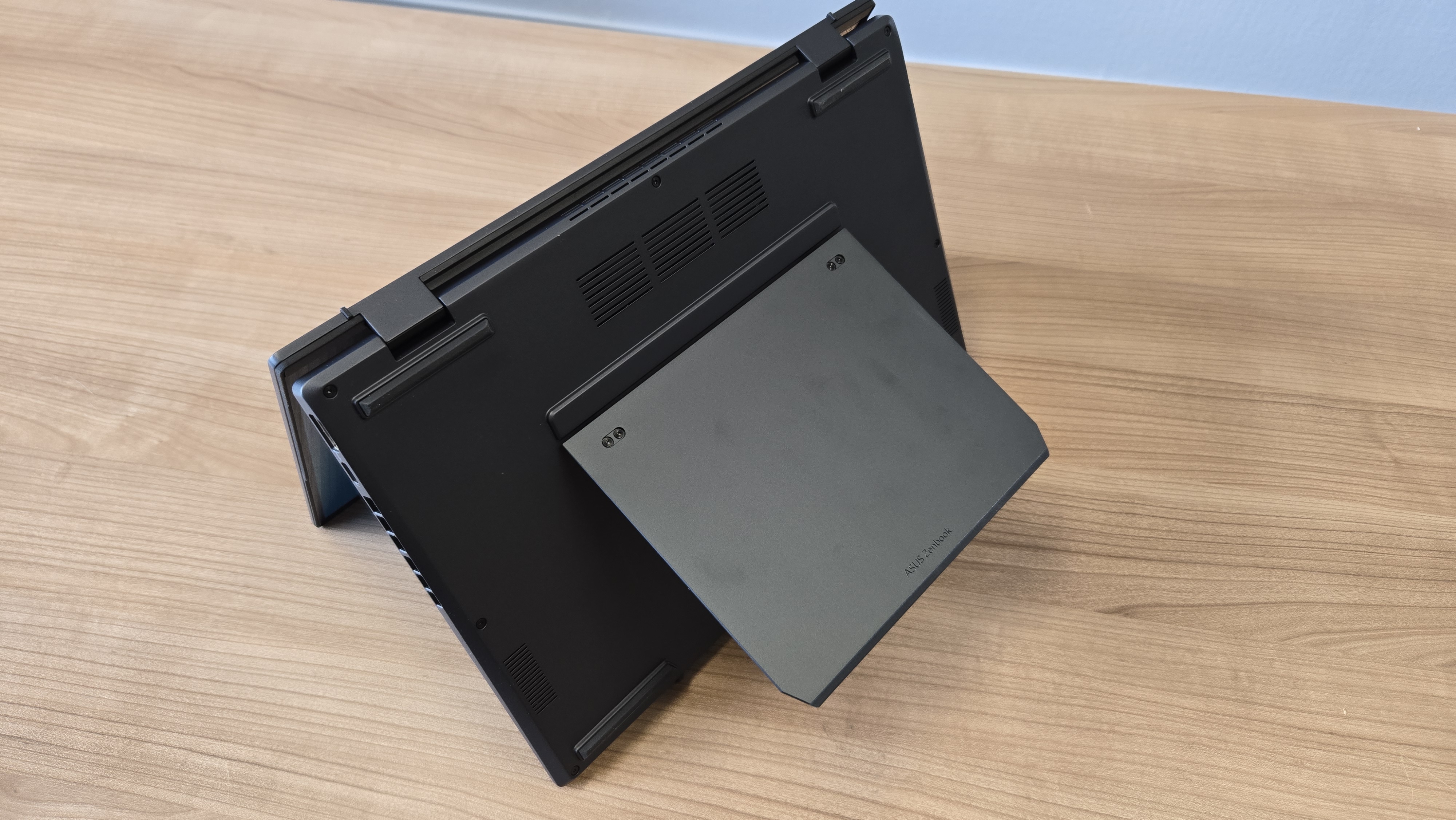 ASUS Zenbook Duo (2025)