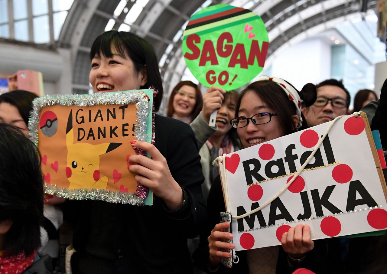 Fans show off signs for their favourite riders