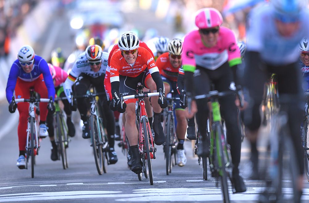 The sprint behind the breakaway at Omloop Het Nieuwsblad 2018