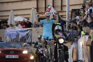 Video: Mollema and Stybar dodge car in Vuelta a Murcia sprint 