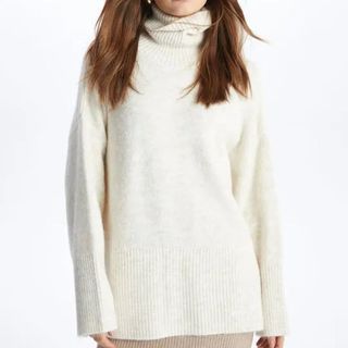 White turtle neck jumper