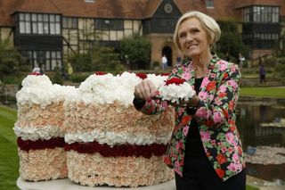 Mary Berry cutting the giant floral cake designed by florist Simon Lycett