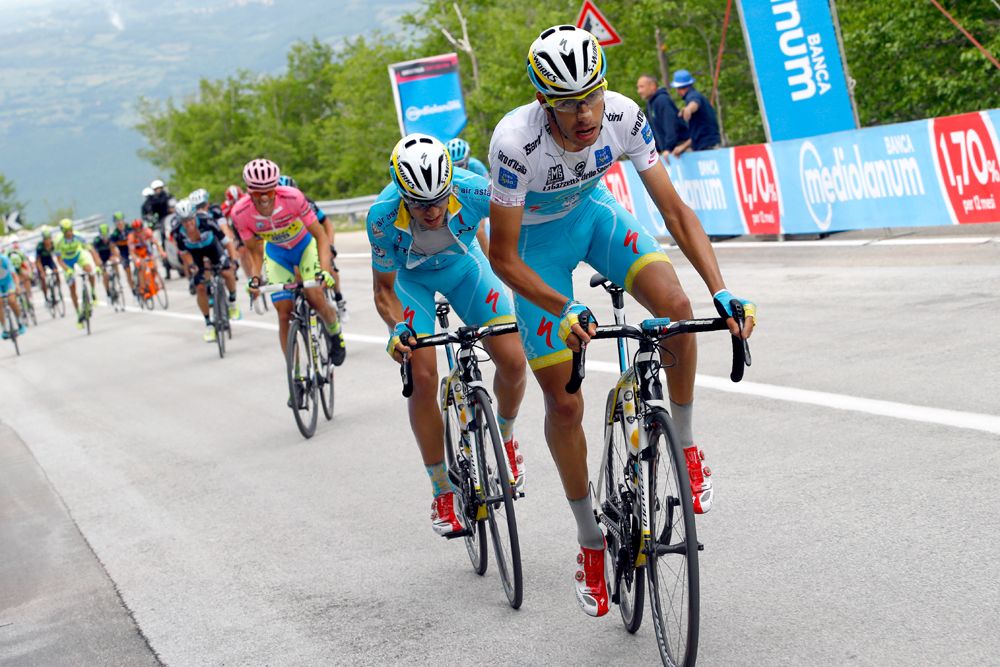 Fabio Aru (Astana) put the GC under pressure with an effort on the climb