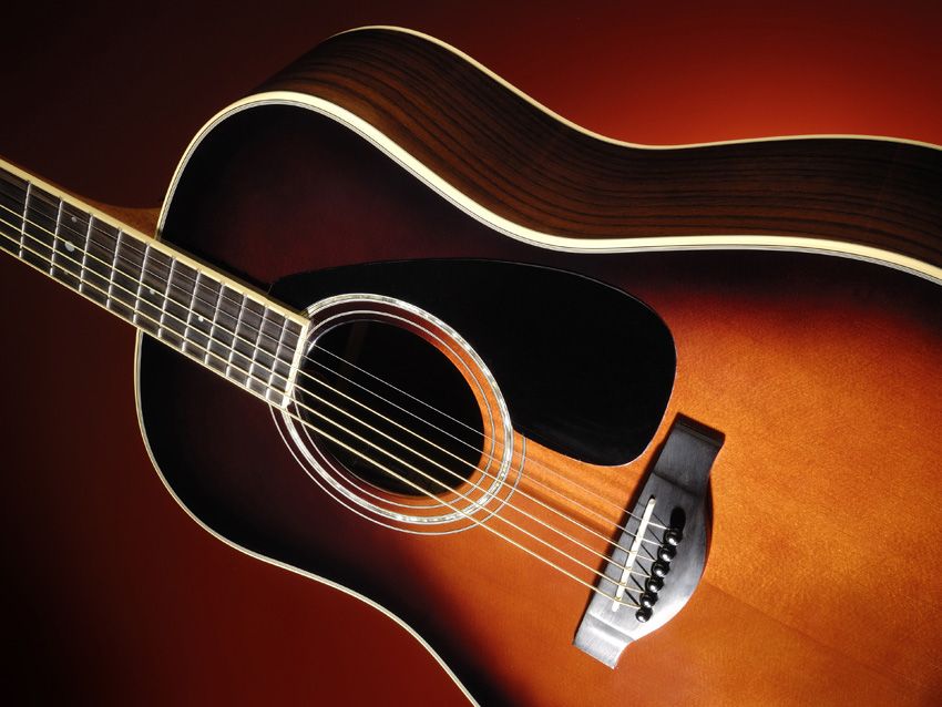 The tobacco brown sunburst gives the LLX6A a vintage Gibson vibe