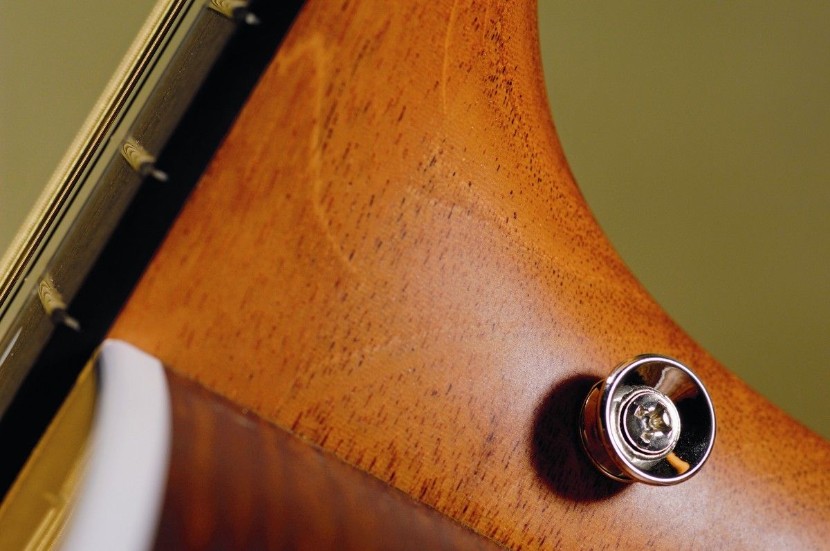 The preamp's battery holder is clevery incorporated into the endpin