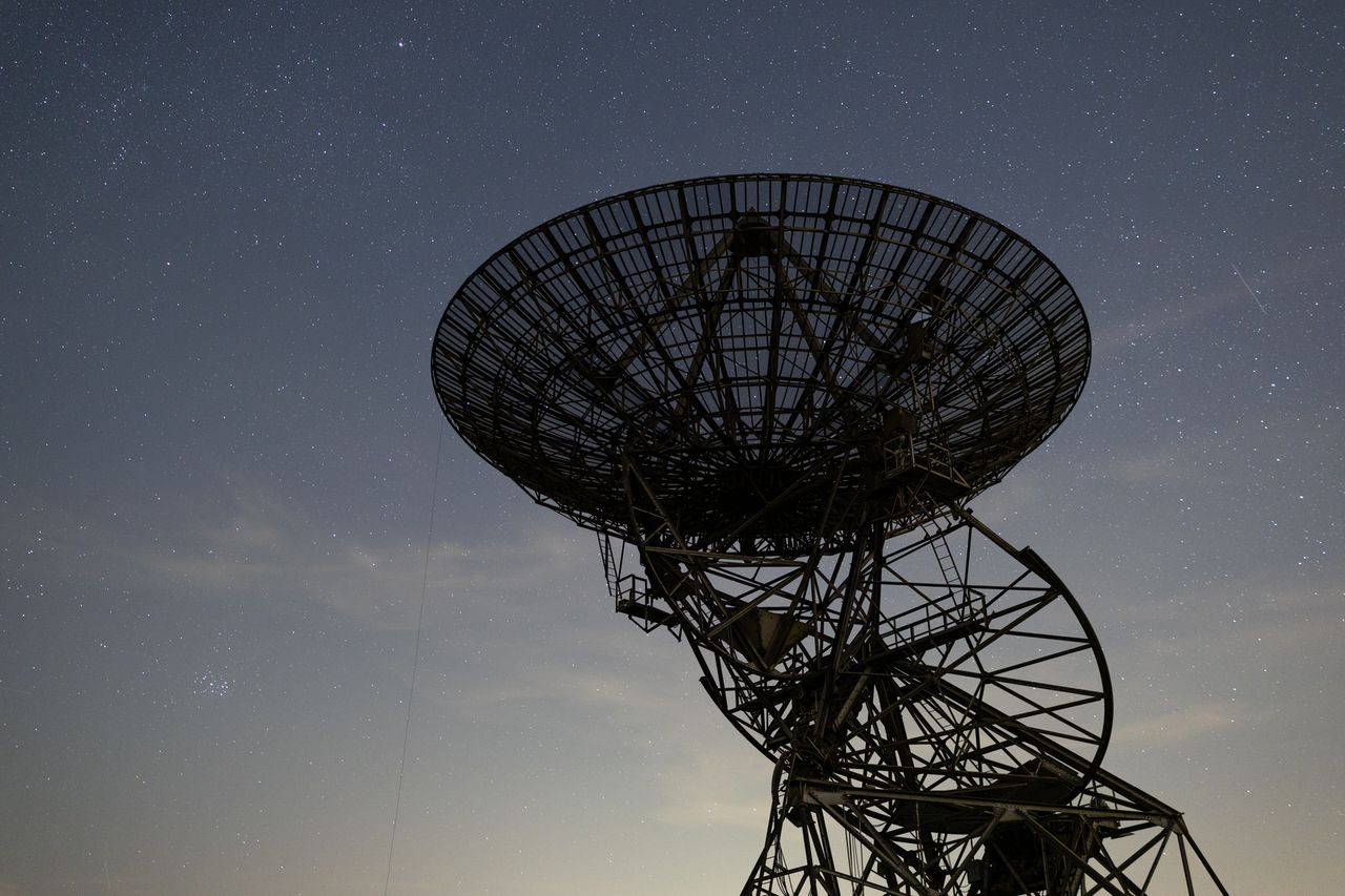 Photo of a radio telescope with the night sky behind taken with the Canon EOS R6 Mark II camera