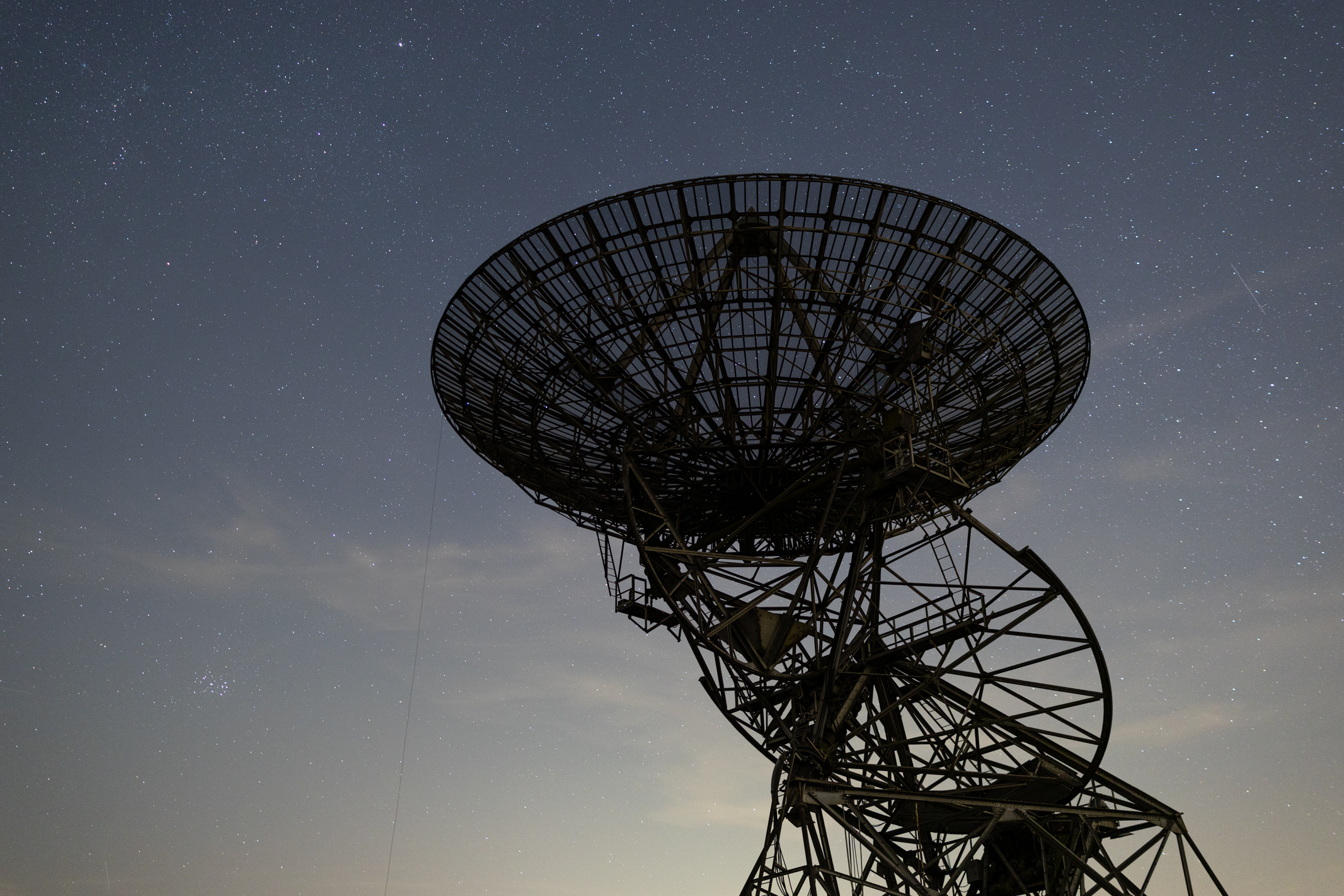 Photo of a radio telescope with the night sky behind taken with the Canon EOS R6 Mark II camera