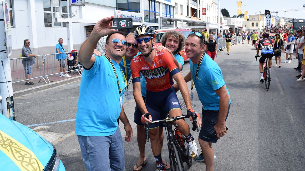 Vincenzo Nibali shares a selfie with some of his old staff from the Astana team