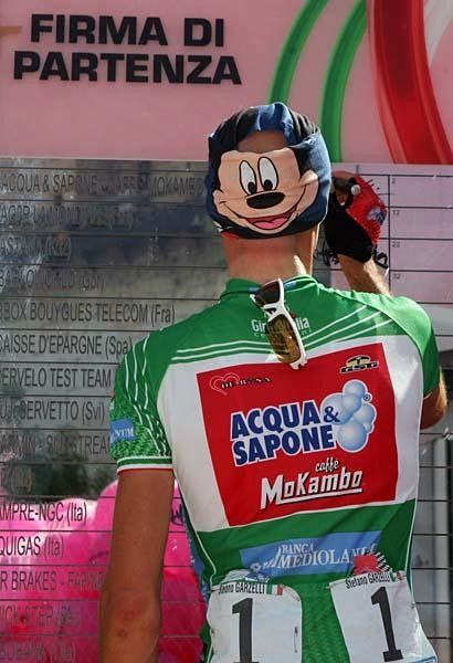 Stefano Garzelli (Acqua &amp; Sapone) signs in.