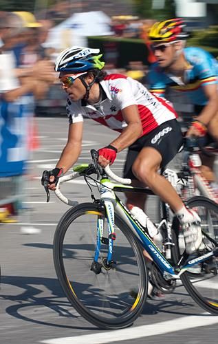 Oliver Zaugg (Switzerland) was active in the big moves.