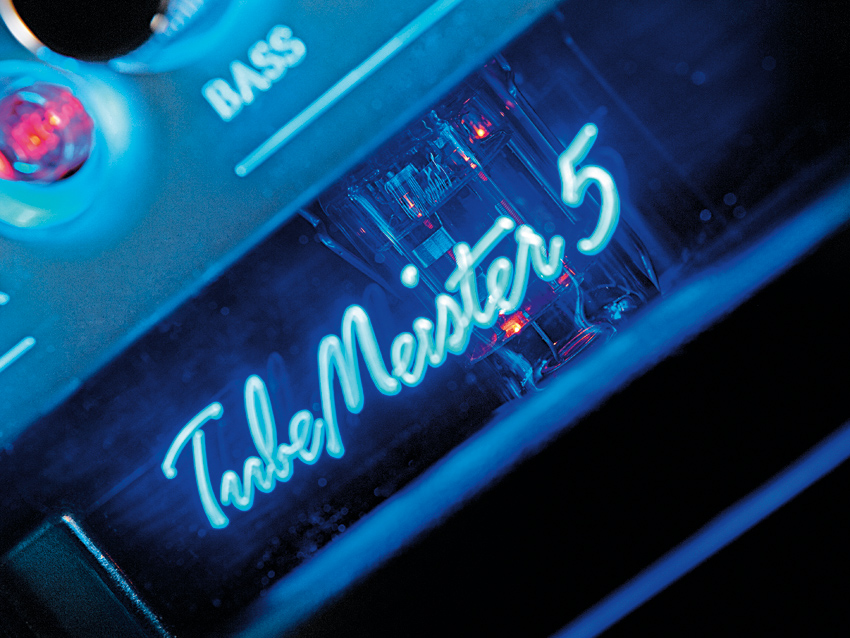 A 12AX7 in the pre- and a 12BH7 in the power stage glow in Blue Oyster Bar-style.