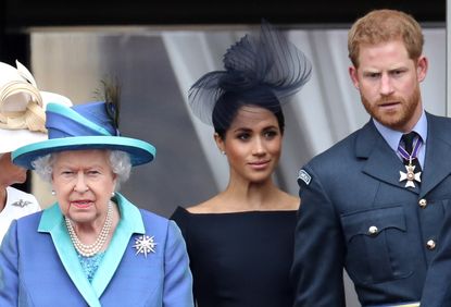 LONDON, ENGLAND - JULY 10: Queen Elizabeth II, Prince Harry, Duke of Sussex and Meghan, Duchess of Sussex on the balcony of Buckingham Palace as the Royal family attend events to mark the Centenary of the RAF on July 10, 2018 in London, England. (Photo by Chris Jackson/Getty Images)