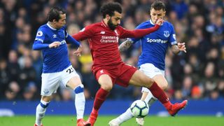 Mohamed Salah i kamp med två Everton-spelare