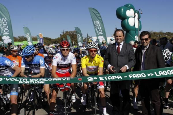 The ribbon cutting ceremony at the start of stage 2 in Faro.