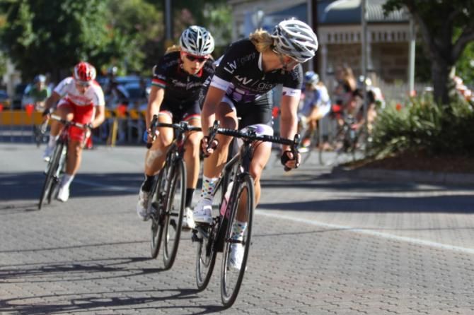 Nicole Whitburn (Liv Giant) tried an early attack