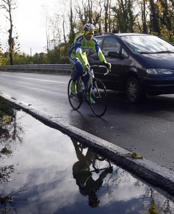 Ivan Basso (Liquigas) gets in the miles.
