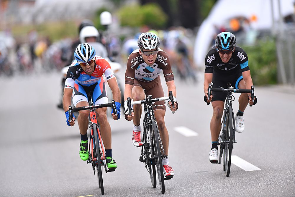 Marco Marcato (Wanty-Groupe Gobert). Behind, Sergio Henao (Sky) and Jan Bakelants (AG2R) attack
