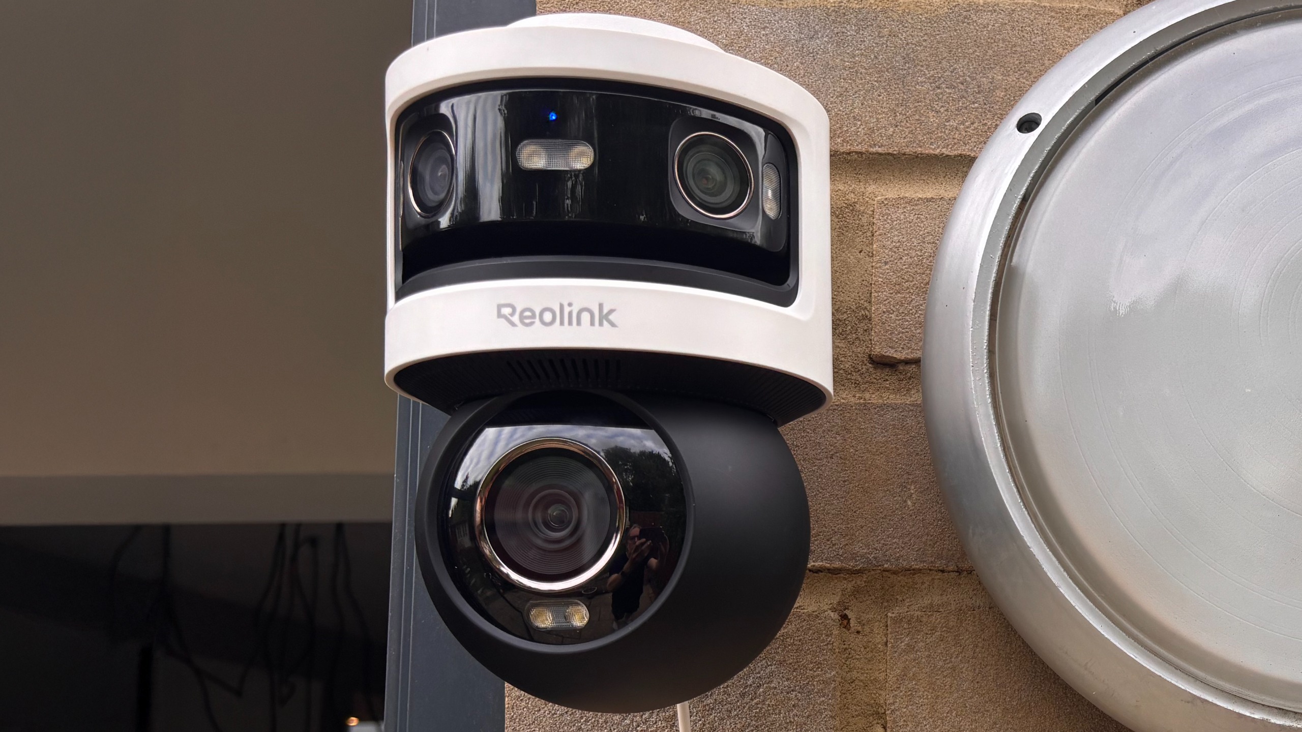 Reolink Omvi 3i security camera installed on wall