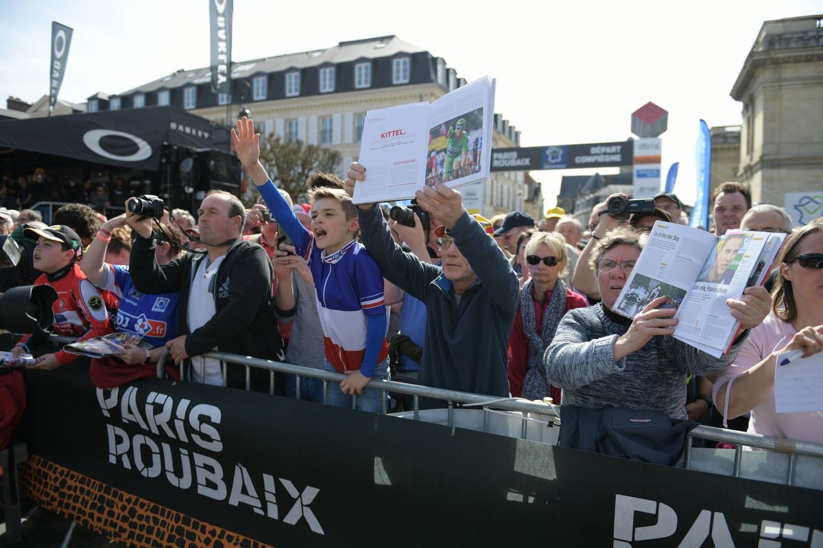 The fans chasing autographs