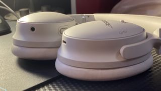 Bose QuietComfort 45 på en bordplate.