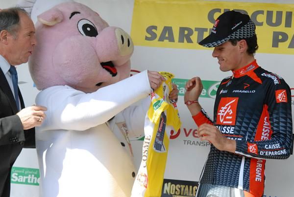 Luis L&eacute;on Sanchez (Caisse d'Epargne) receives his leader's jersey from Ferdinand, the race mascot.