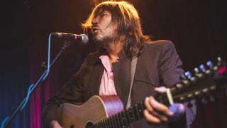 MADRID, SPAIN - NOVEMBER 06: Evan Dando performs on stage at El Sol on November 06, 2024 in Madrid, Spain. (Photo by Mariano Regidor/Redferns)