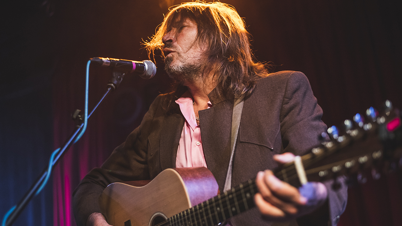 MADRID, SPAIN - NOVEMBER 06: Evan Dando performs on stage at El Sol on November 06, 2024 in Madrid, Spain. (Photo by Mariano Regidor/Redferns)
