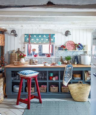 Grey kitchen ideas with open shelving and crockery