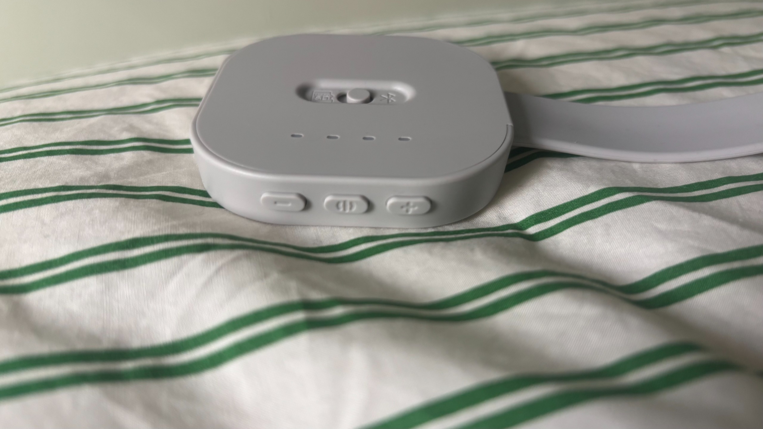 Jabees PEACE Duo Pillow Speaker's control panel.