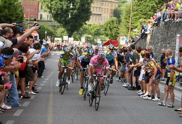 Race leader Danilo Di Luca leads the chase of Kanstantsin Siutsou with less than one kilometre to the finish in Bergamo.