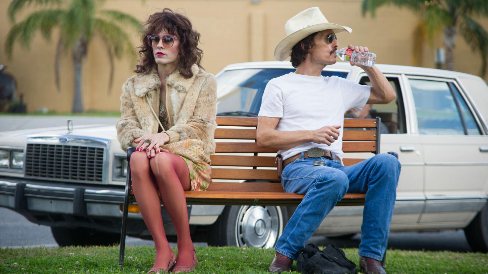 En bild fr&amp;aring;n Dallas Buyers Club, d&amp;auml;r tv&amp;aring; karakt&amp;auml;rer sitter ute p&amp;aring; en parkb&amp;auml;nk.