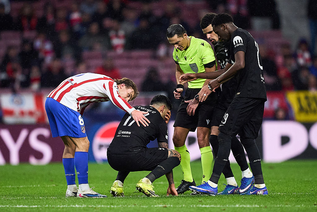 Cristian Romero receives the concern of teammates, opponents and officials