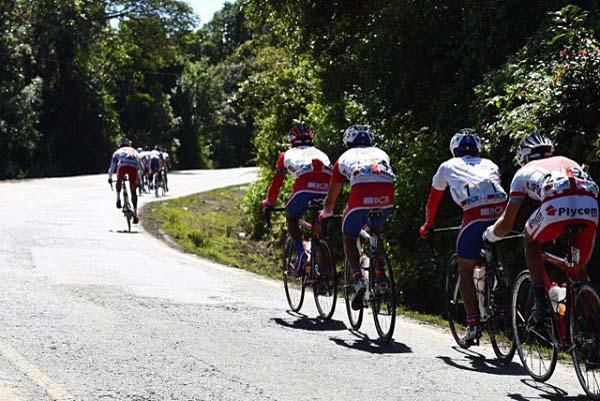 A crucial split occurs in this bunch, and some riders are able to move away.