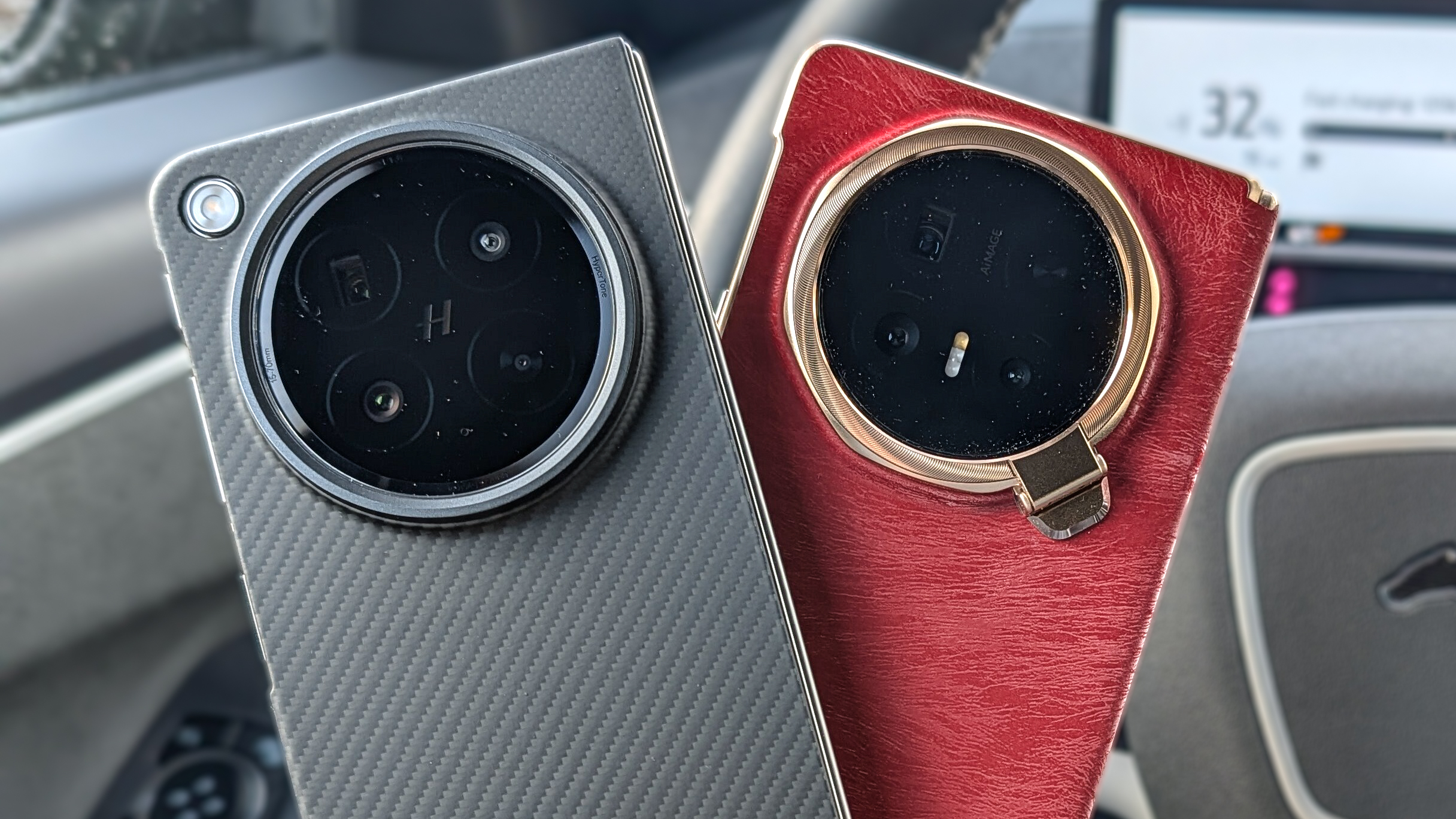 Oppo Find N6 و Honor Magic V6 در دست نگه داشته می شوند.