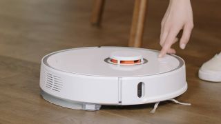 How to clean a robot vacuum cleaner