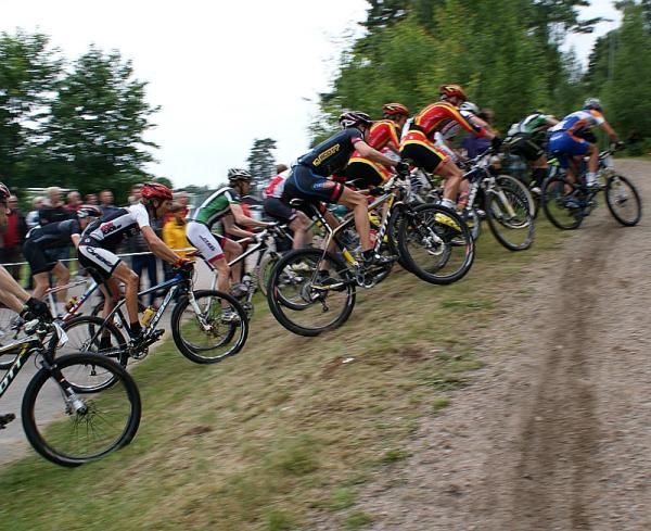 A crowded corner right after start