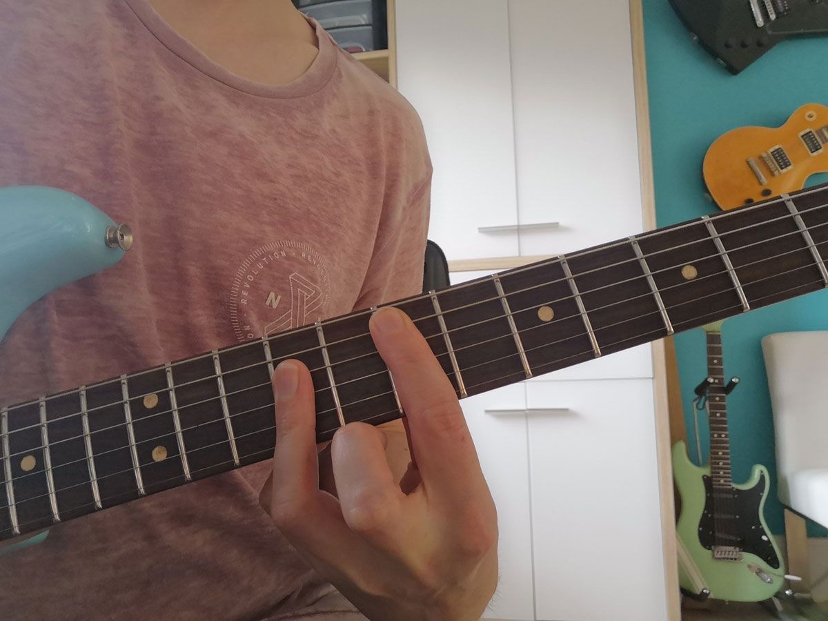 How to play an E chord on guitar